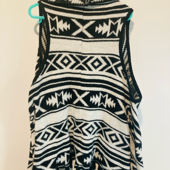 4 LITTLE GIRLS SWEATERS - Picture 9 of 11